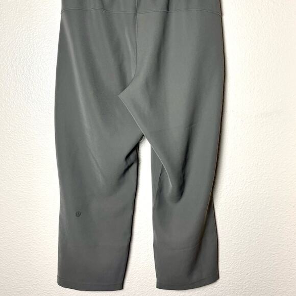 Lululemon On the Fly Crop *Woven 23" In Carbon Dust
Women's size 6 relaxed fit - Picture 10 of 16